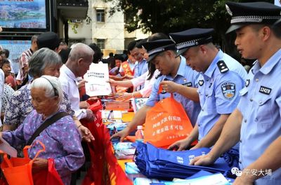 洲瑞鎮最大工廠門口聚集民警引發關注，工人圍觀健身休閑活動